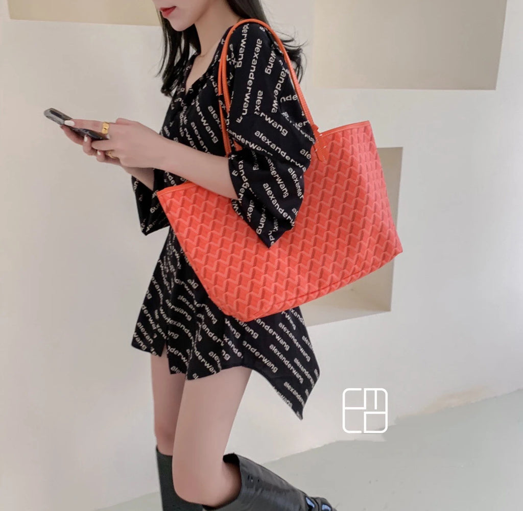 Large Leather Tote Bag for Women – Structured Designer Shoulder Bag with Spacious Interior