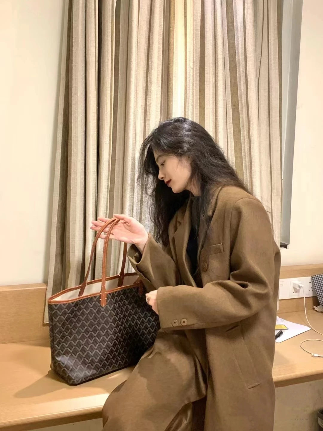 Large Leather Tote Bag for Women – Structured Designer Shoulder Bag with Spacious Interior