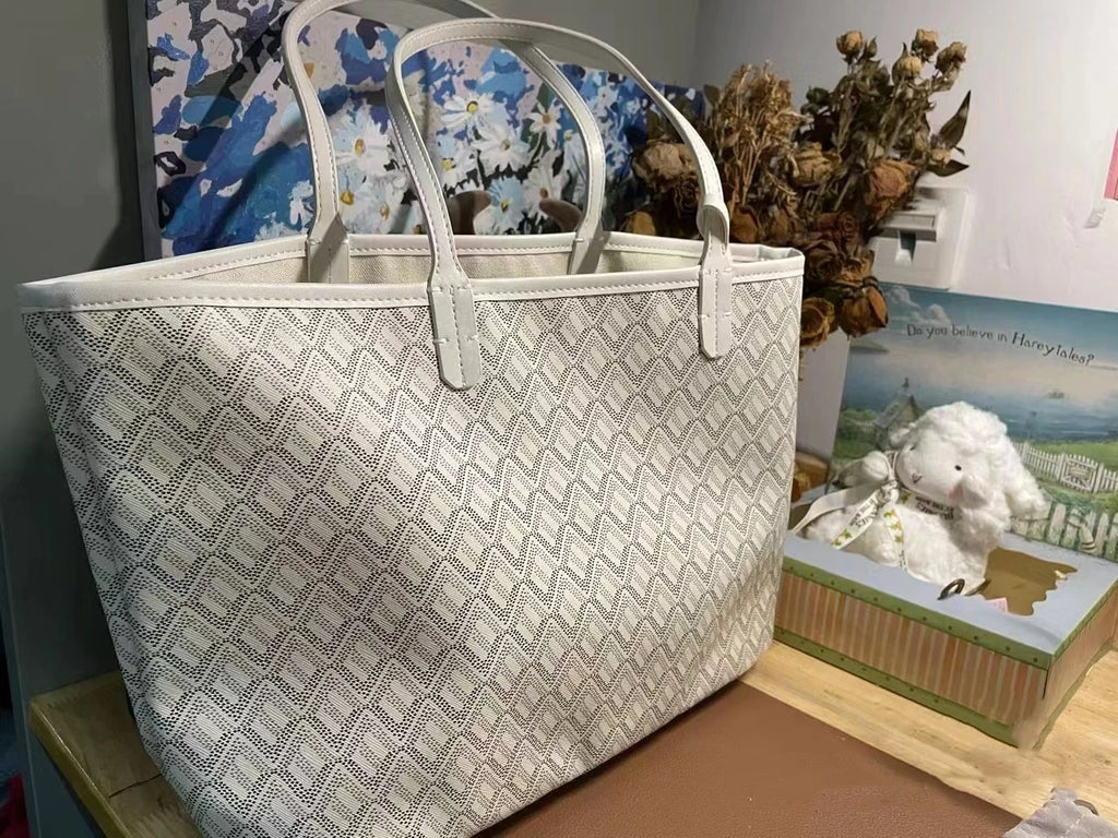 Large Leather Tote Bag for Women – Structured Designer Shoulder Bag with Spacious Interior